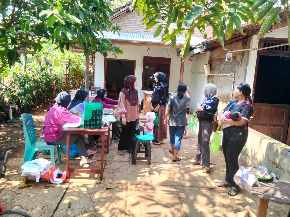 Penimbangan posyandu ILP