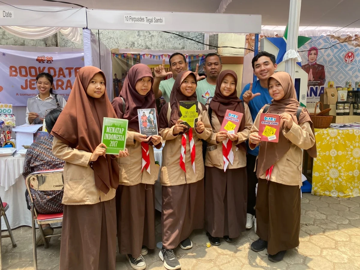 Tebarkan Semangat Literasi, Berbagi Buku Gratis Bersama Kak Arifin dan Perpustakaan Desa Tegalsambi di Festival Literasi