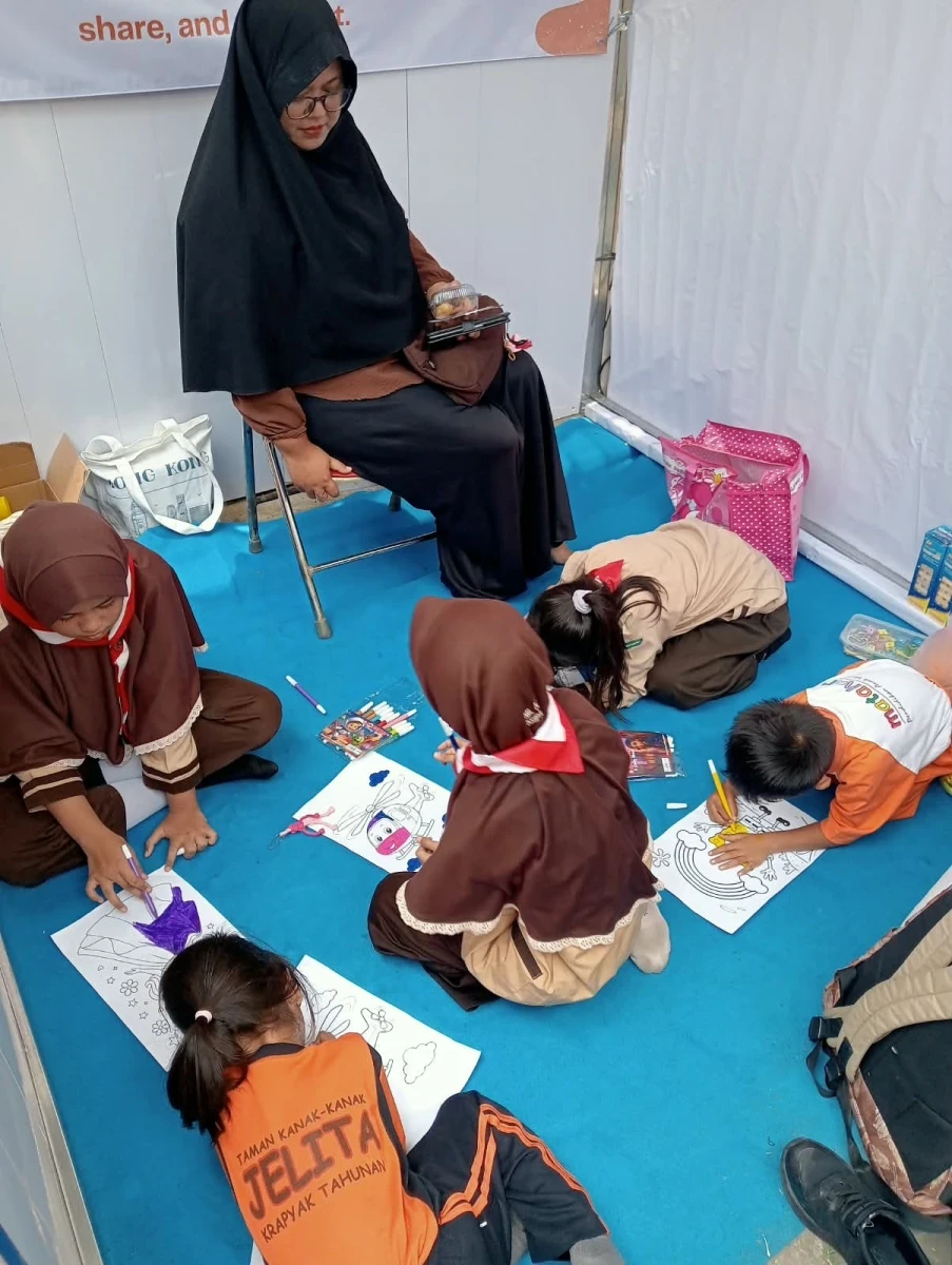 Warnai Imajinasi, Tumbuhkan Kreativitas Bersama Kak Arifin dan Perpustakaan Desa Tegalsambi di Festival Literasi