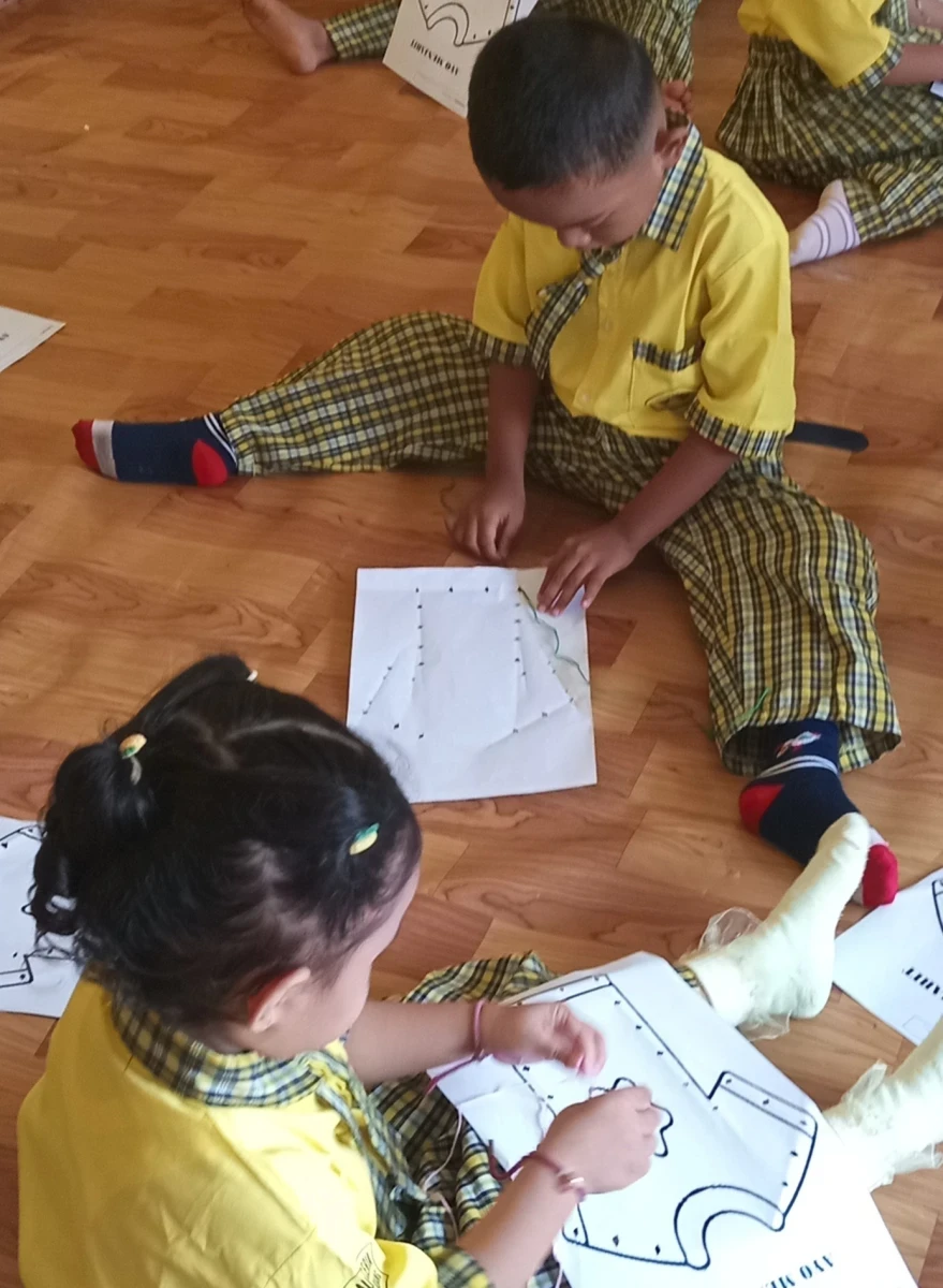 Mengenal Seni Menjahit: Kreativitas Seru Melatih Motorik Anak di Pos PAUD Ceria