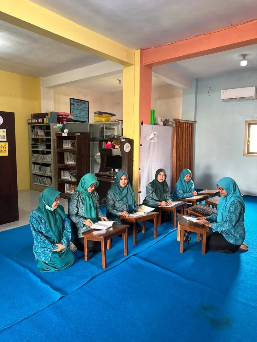 KUNJUNGAN DARI IBU CAMAT TAHUNAN KE-PERPUSTAKAN DESA MANTINGAN