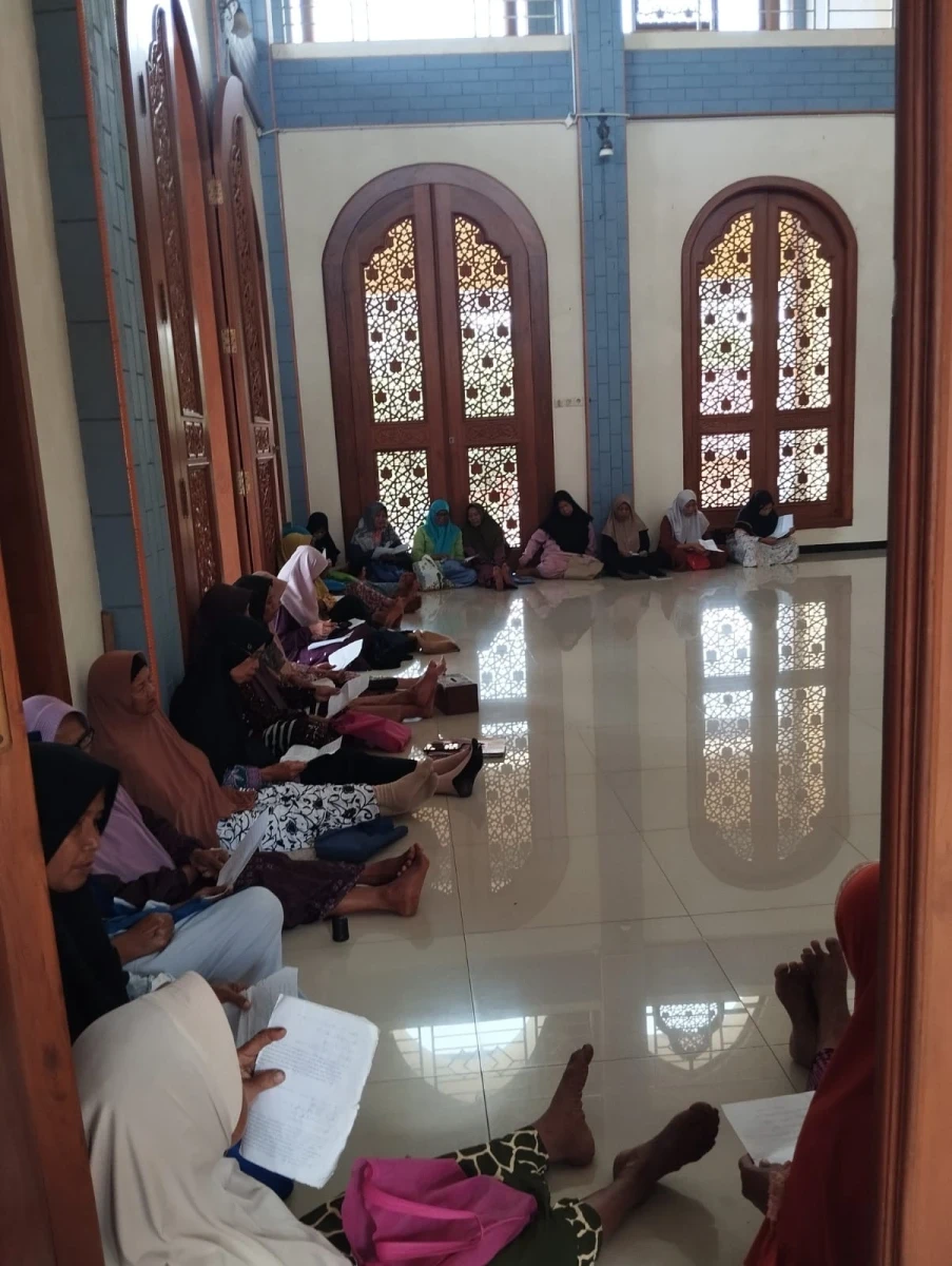 Mengikuti Kajian Ta'limul Qur'an putri