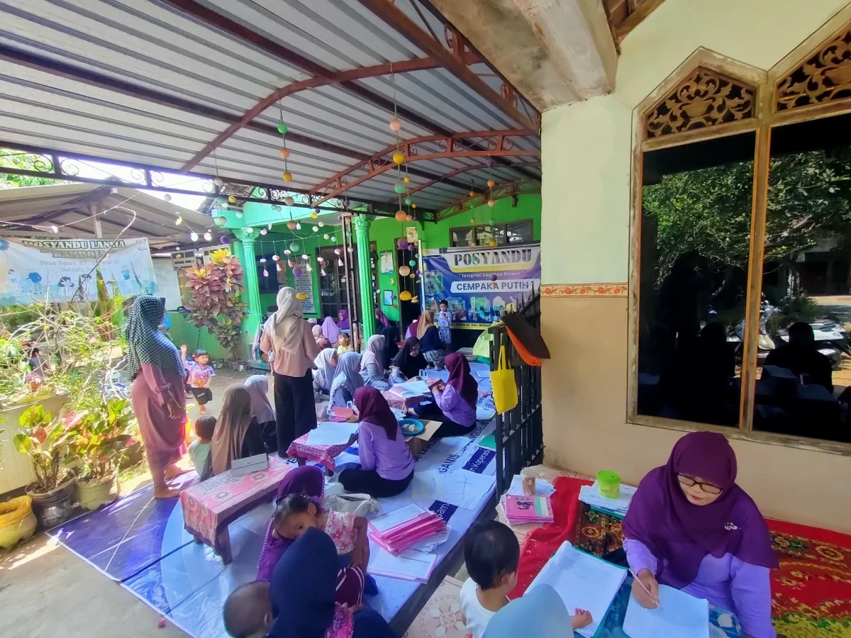 Pelaksanaan kegiatan Posyandu balita dan lansia Cempaka Putih 1 desa Bawu