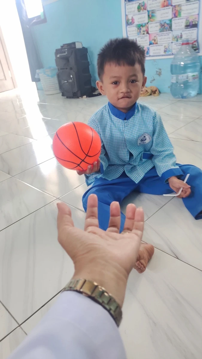 Melatih motorik anak. 
