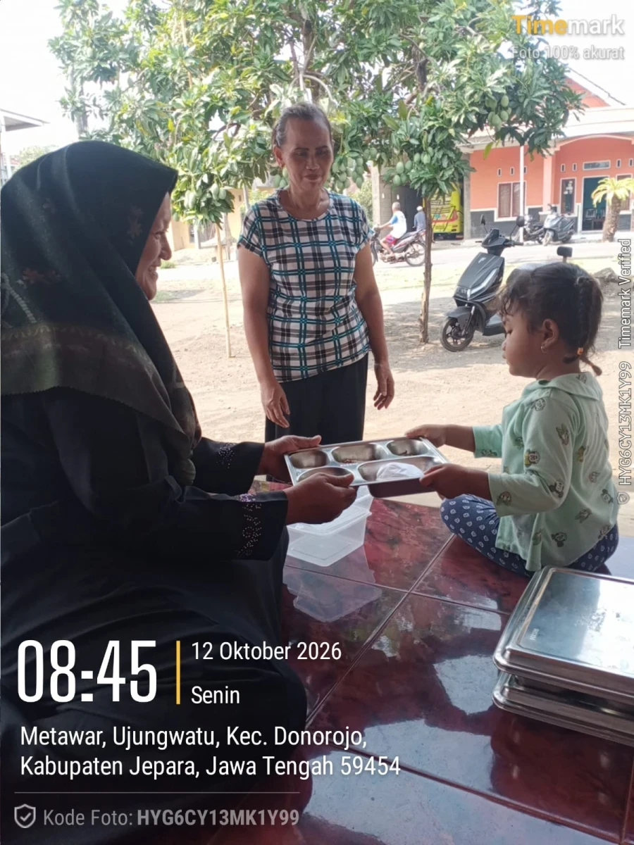 TP.PKK DESA DAMPINGI PENDISTRIBUSIAN MBG DI POS 01 METAWAR