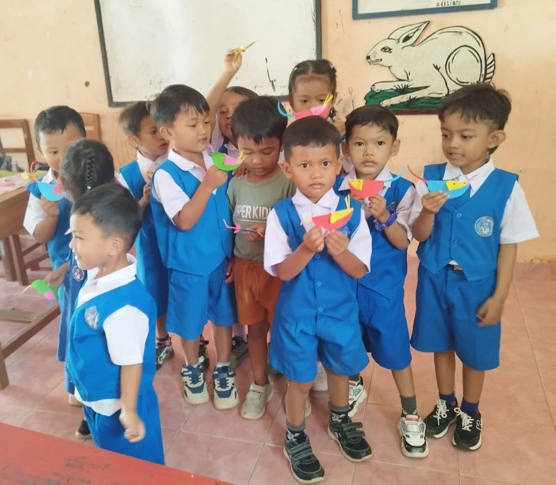 ​"Jemari Cilik Berkreasi: Melipat Origami Burung Ceria di TK Debora Kedung Penjalin"