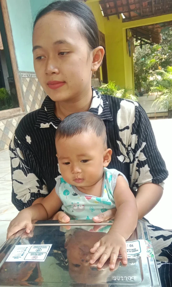 Penyaluran Paket MBG Sasaran Bumil, Busui, dan Balita di Posyandu Harapan 11 Desa Karanggondang"