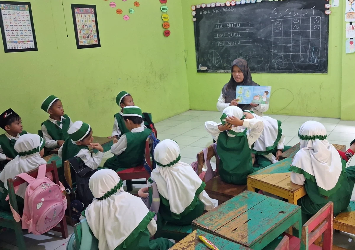 ​"Menanamkan Karakter Sejak Dini: Kisah Anak Mandiri di RA Darul Huda 1 Desa Karanggondang"