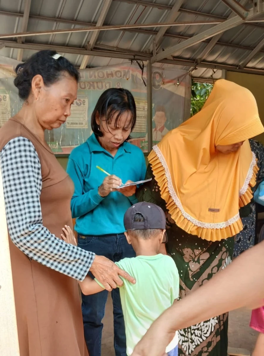 ​"Pelayanan Kesehatan Antar Generasi: Penimbangan Balita dan Lansia di Posyandu Harapan 4 RW 06 Desa Karanggondang"
