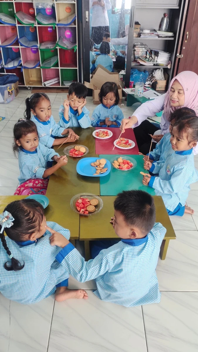 Pembuatan sate buah