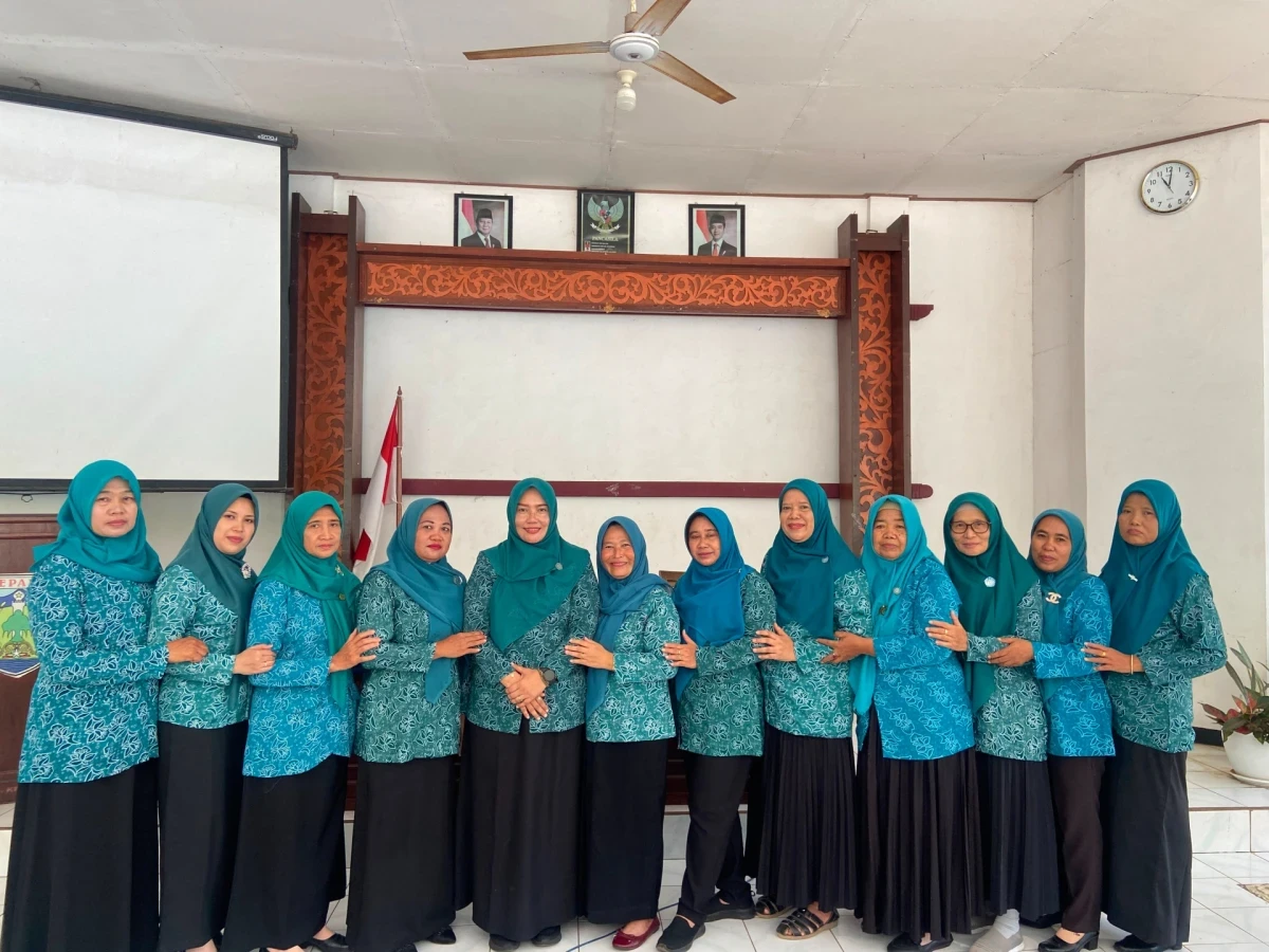 Mengikuti Pertemuan rutin TP. PKK Kec.Kembang bulan Juli
