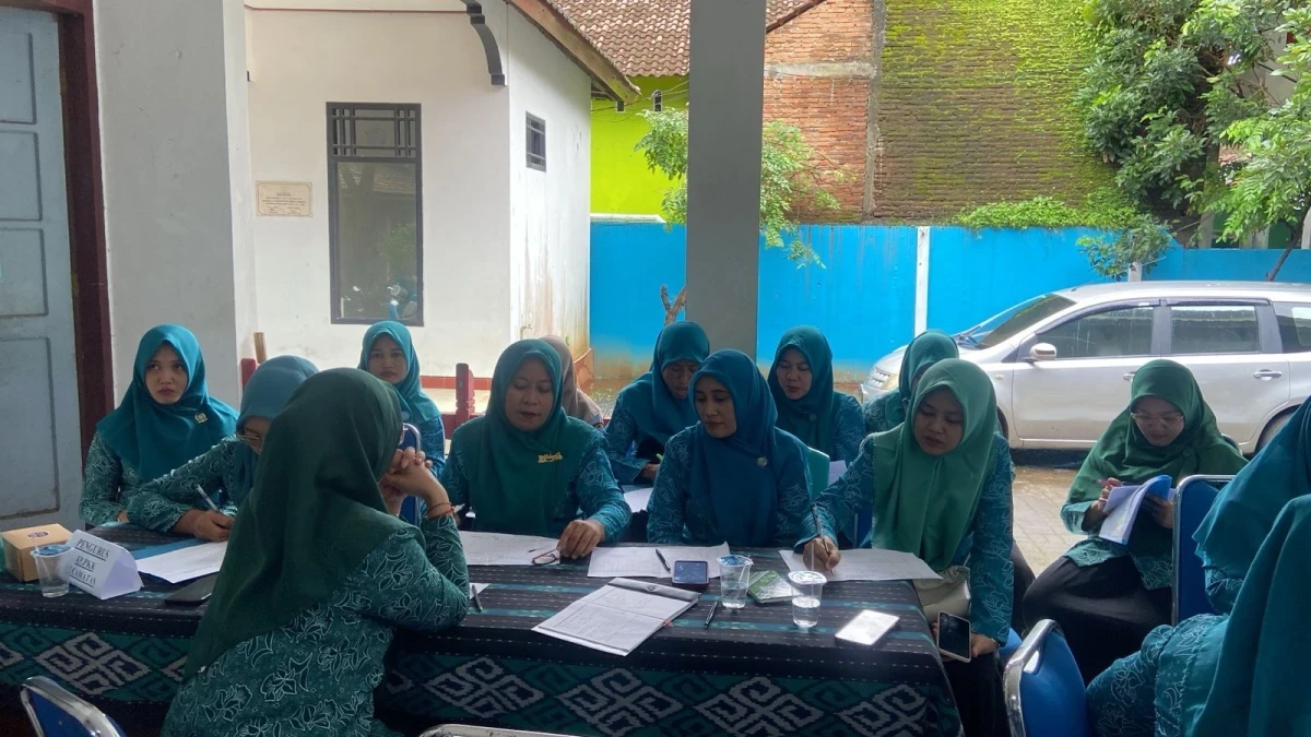 Mengikuti Rakor Pembahasan Program Kerja TP.PKK Kec.Kembang th 2026