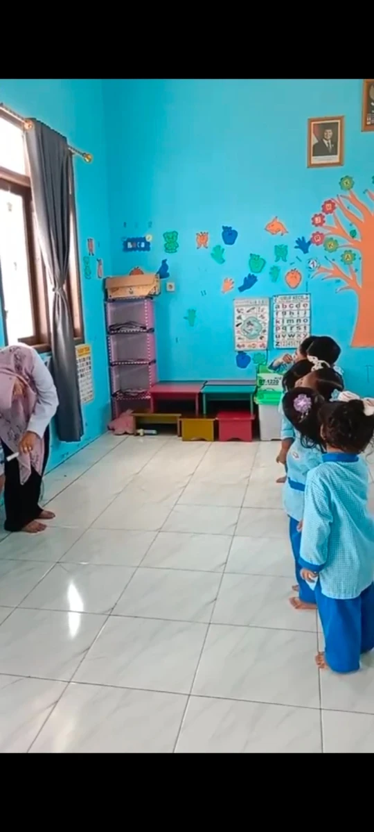 Mengikuti gerakan sesuai gerakan spidol 