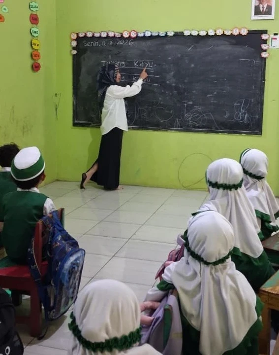 Mengenal Profesi Tukang Kayu: Mengasah Kreativitas dan Keterampilan Menulis Anak Kelompok A2 RA Darul Huda 1 Karanggondang