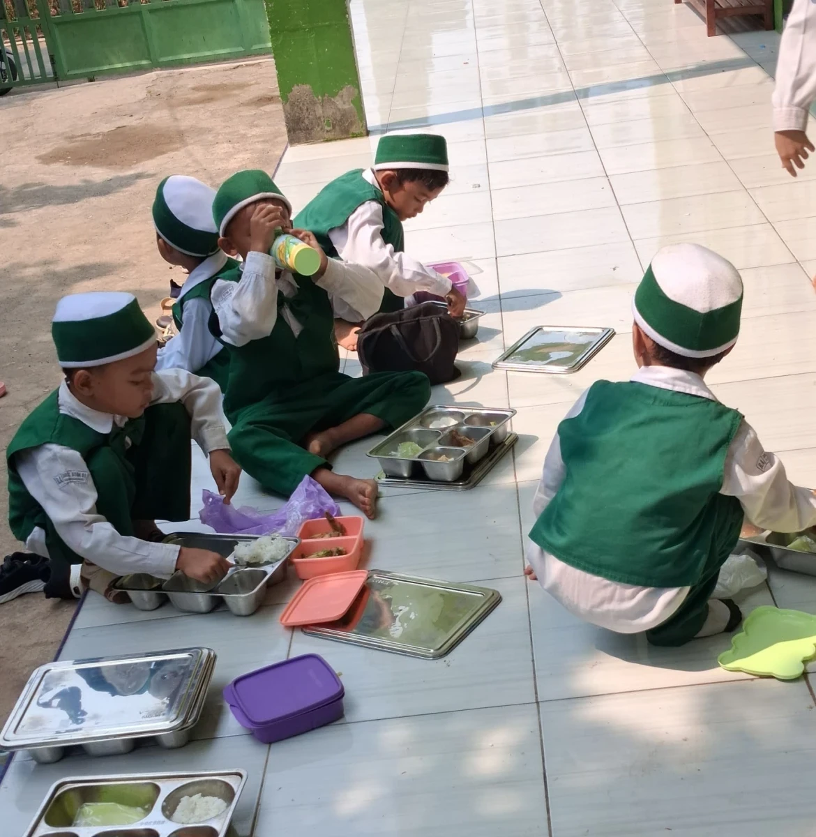 Semarak Makan Bergizi Gratis RA Darul Huda 1 Karanggondang: Cerdas dan Kuat Bersama Menu Seimbang