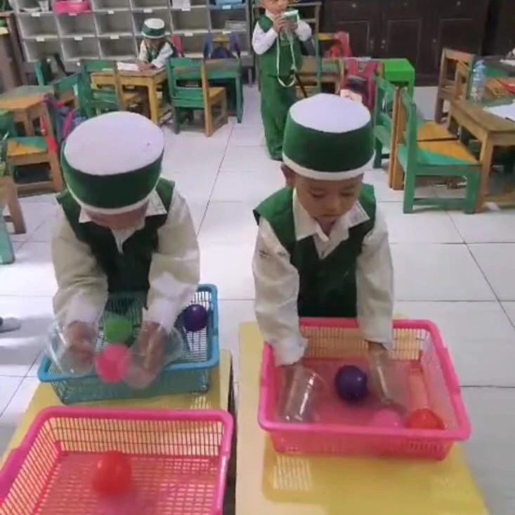 Latihan Motorik Halus: Memindahkan Bola dengan Jari Tangan di Kelas A1 RA Darul Huda 1