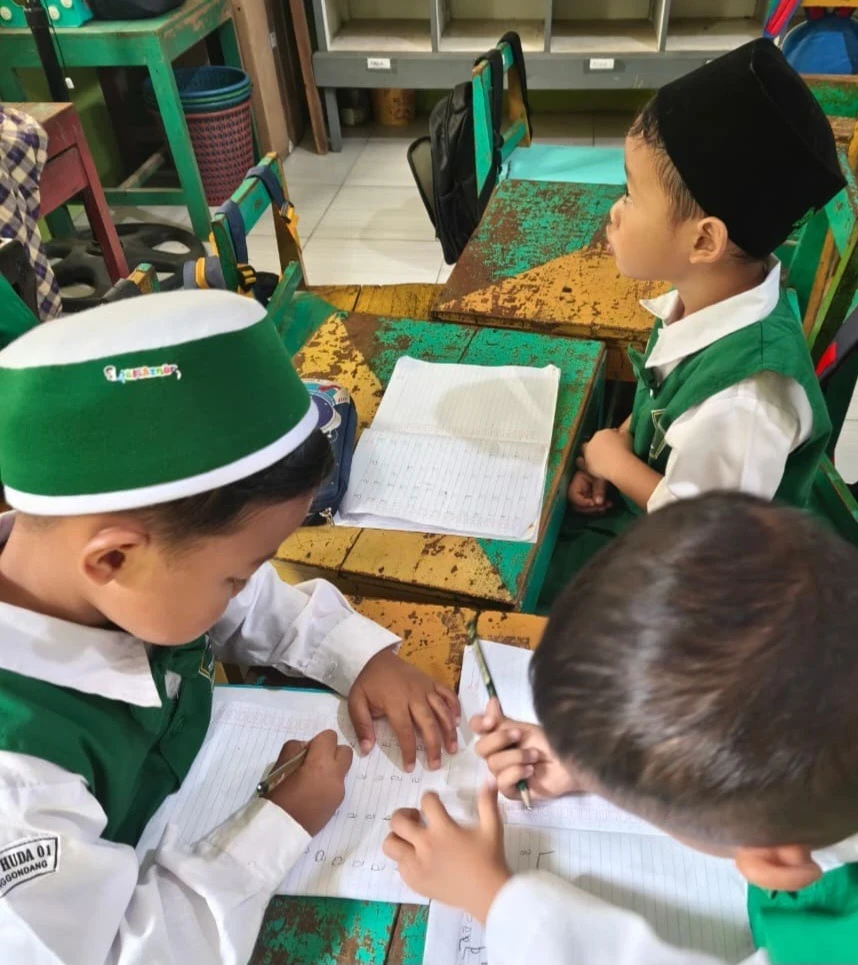 Mengenal dan Melatih Motorik Halus Lewat Goresan Huruf 'a' Kecil di Kelompok A1 RA. Darul Huda 1 Karanggondang