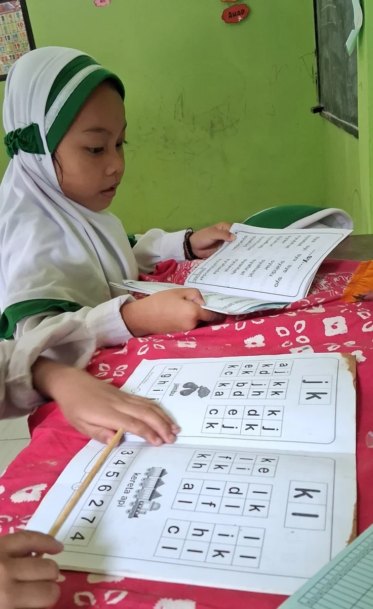 Menumbuhkan Minat Baca Sejak Dini: Serunya Kelompok B1 RA. Darul Huda 1 Karanggondang Belajar Membaca Abjad