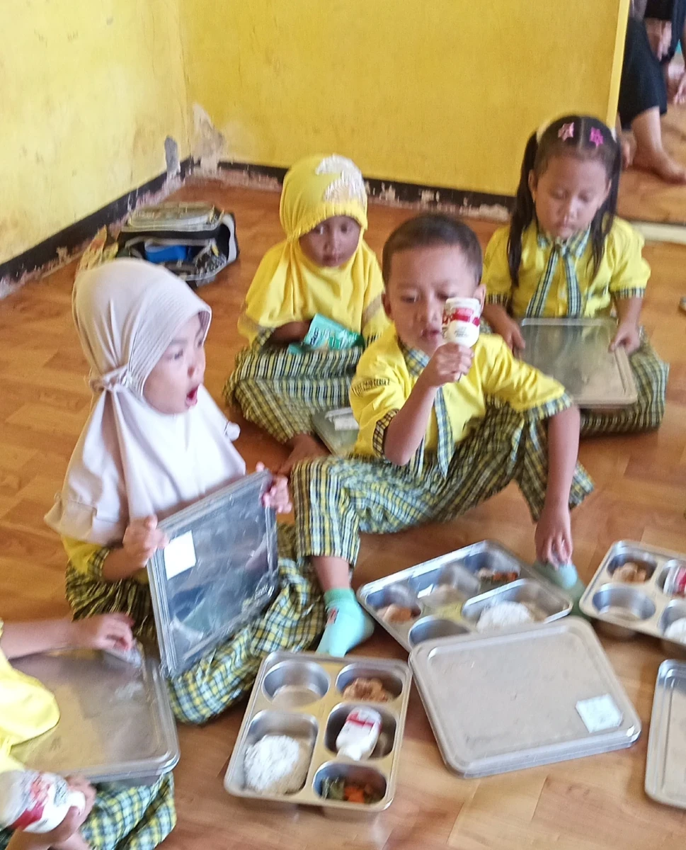 Penuhi Gizi Anak Usia Dini, Pos PAUD Ceria Karanggondang Bagikan Menu MBG Lezat dan Seimbang