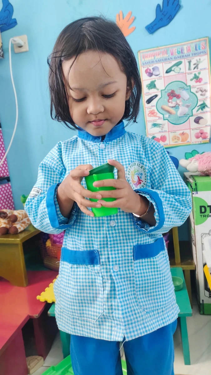 Anak bermain masak2an 