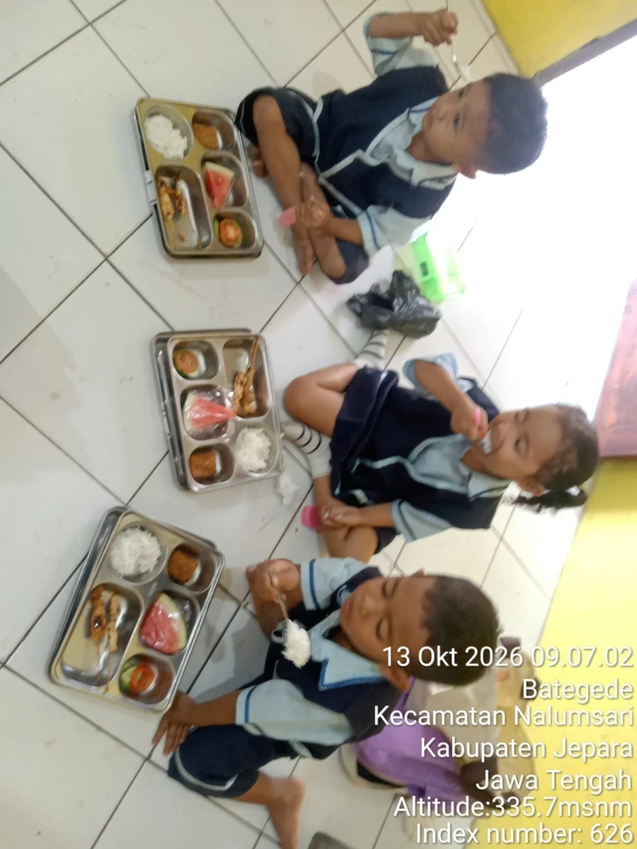 Kegiatan makan mbg bersama 