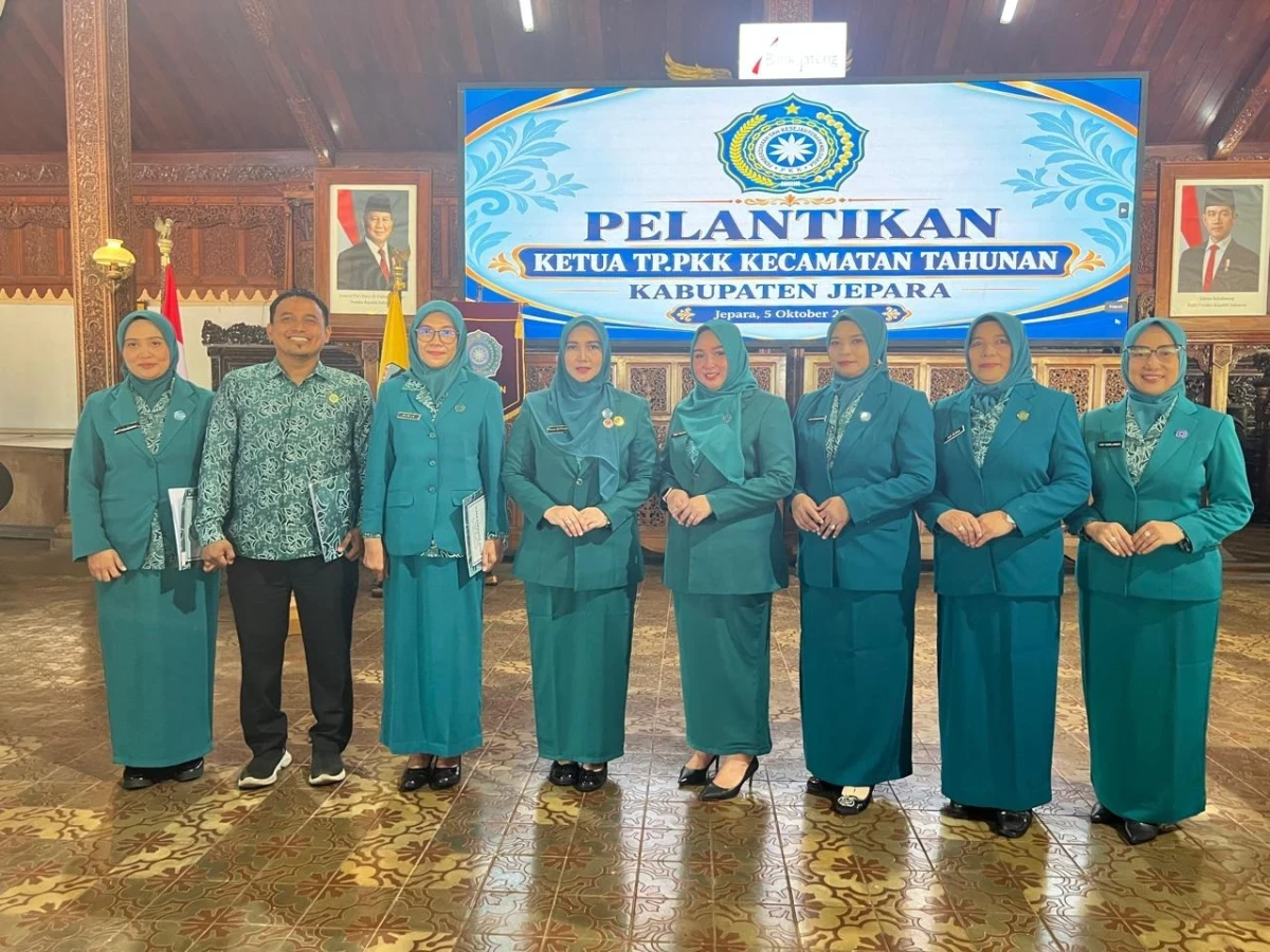 MENGHADIRI PELANTIKAN KETUA TP PKK KECAMATAN TAHUNAN
