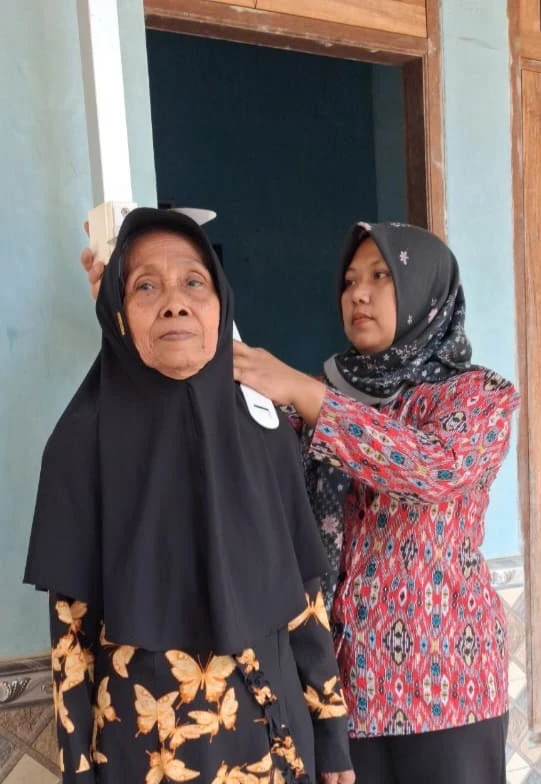 Wujudkan Lansia Sehat dan Mandiri: Pelayanan Kesehatan Terpadu di Posyandu Harapan 11 RW 04 Karanggondang