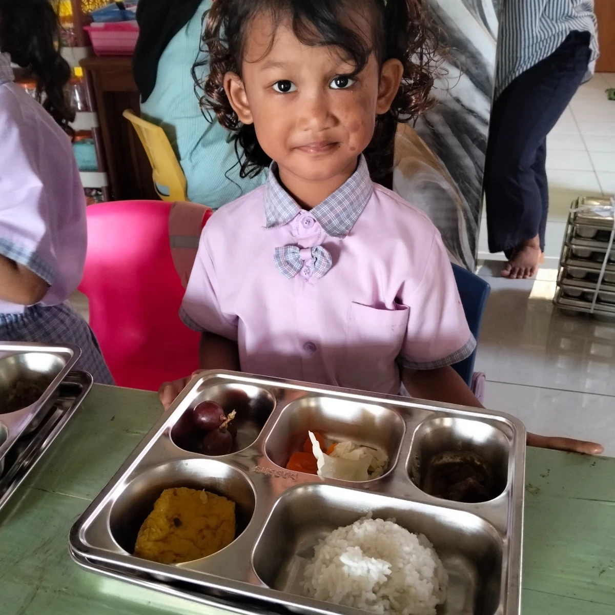 Kegiatan pembagian MBG di Pos Paud Kasih Ibu