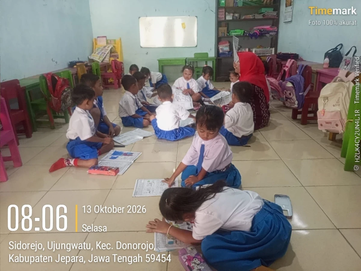 MEWARNAI PERALATAN SEKOLAH DI TK MELATI UJUNGWATU