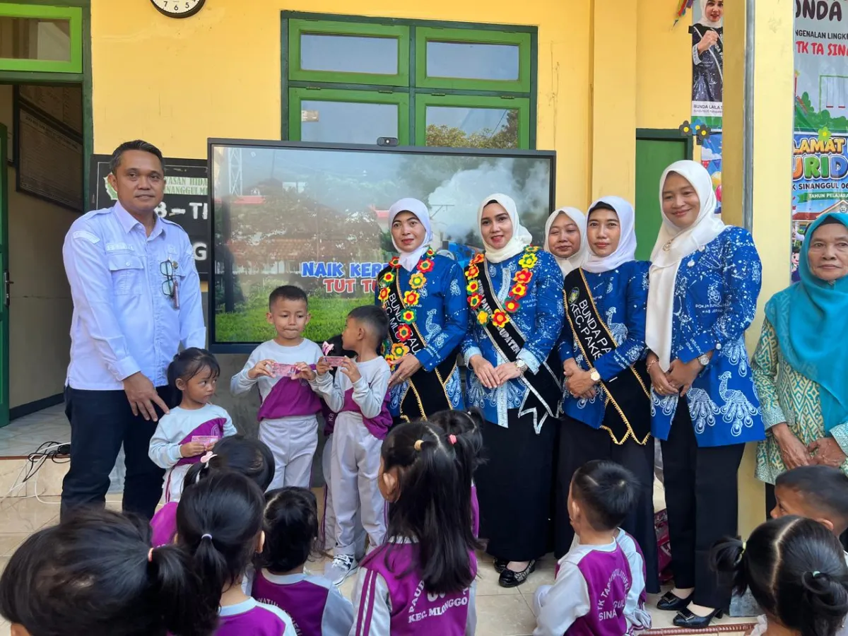Penyerahan Kartu Identitas Anak (KIA) bagi Peserta Didik