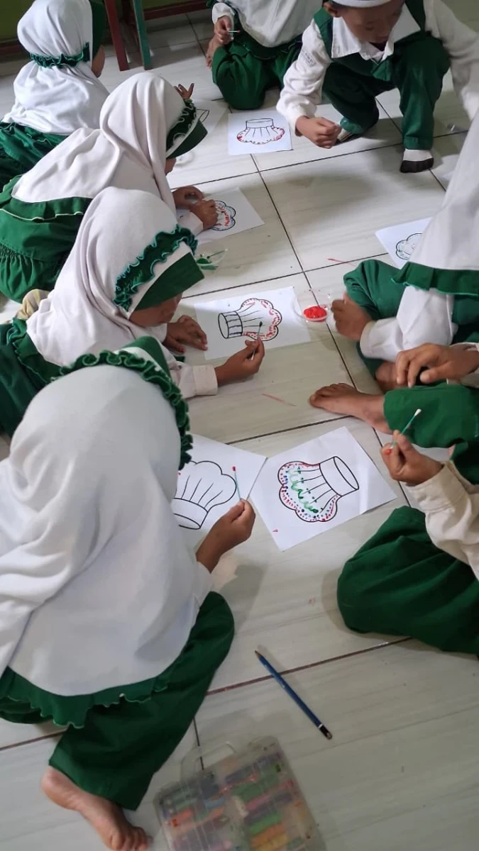 Latih Motorik dan Kreativitas: Pembelajaran Kelas B1 RA Darul Huda 1 Karanggondang Bertema Topi Koki