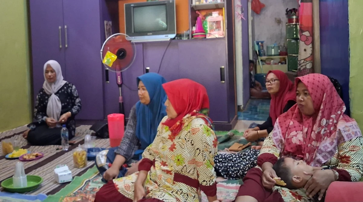 Pererat Silaturahmi dan Kebersamaan: Pertemuan Rutin PKK RW 04 Desa Karanggondang Berlangsung Hangat