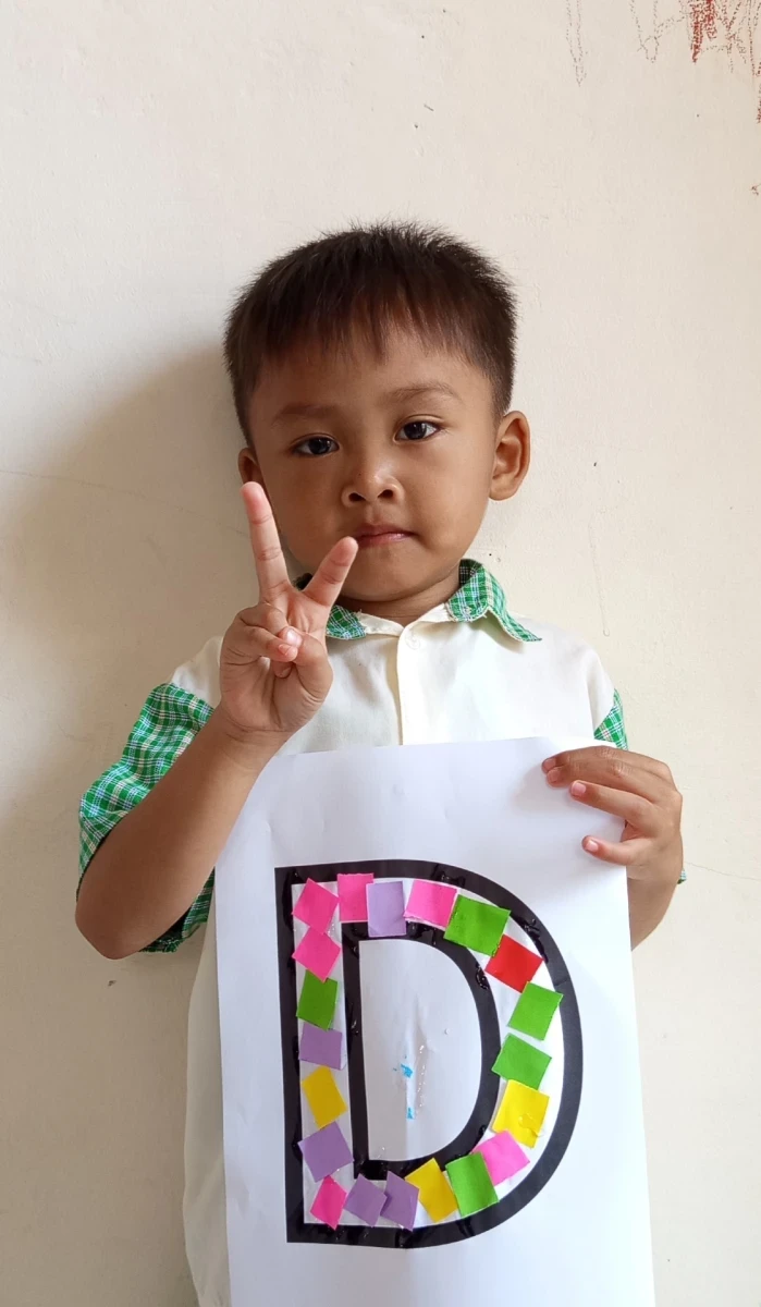 Kreatif dan Melatih Kesabaran, Anak-Anak KB Mutiara Belajar Mengenal Huruf "D" Melalui Seni Kolase