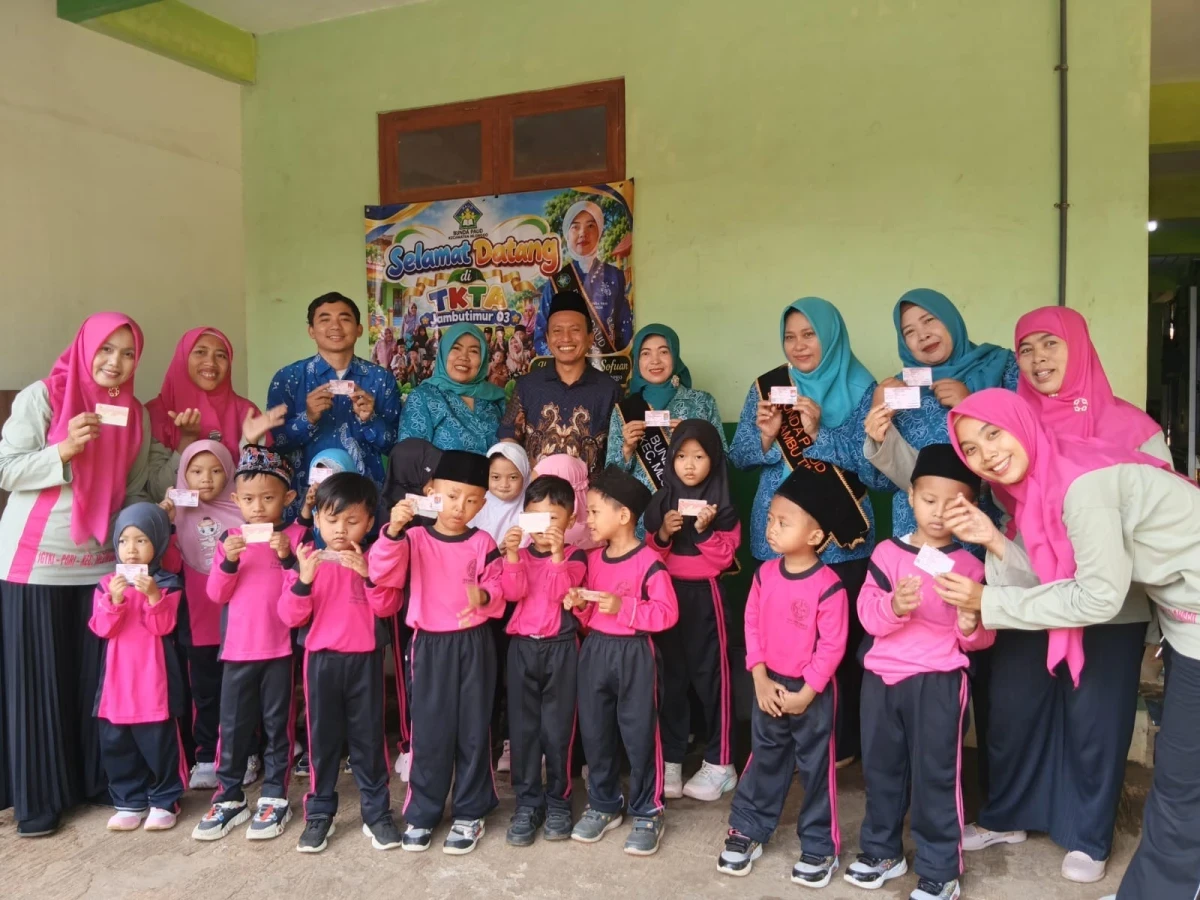 Bunda PAUD Kecamatan Mlonggo Dorong Tertib Administrasi Anak melalui Pembagian Kartu Identitas Anak (KIA) di TK TA Jambu Timur 03