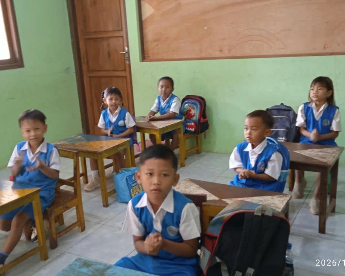 Menanamkan Karakter Religius Sejak Dini: Belajar Menulis Kata dan Mempraktikkan Doa di TK Lidya Kedung Mulyo