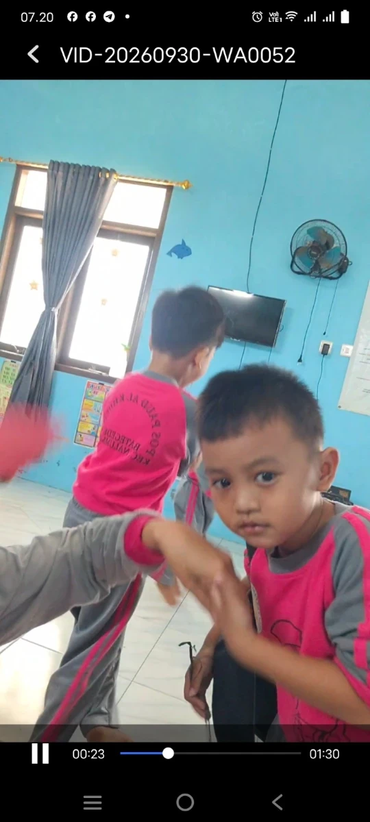 Mengajarkan anak utk Salim setiap mau pulang 