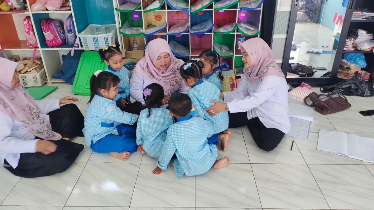 Membaca buku cerita 