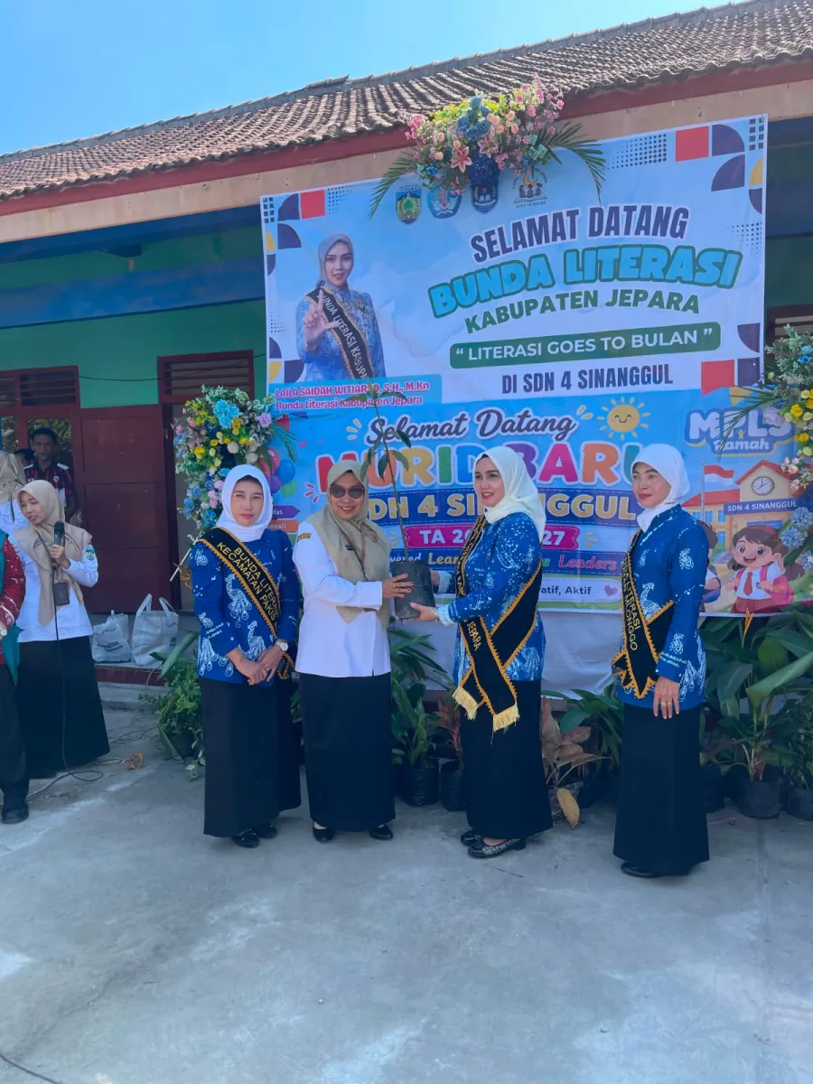 Penyerahan Bantuan Bibit Tanaman untuk Mendukung Sekolah Hijau