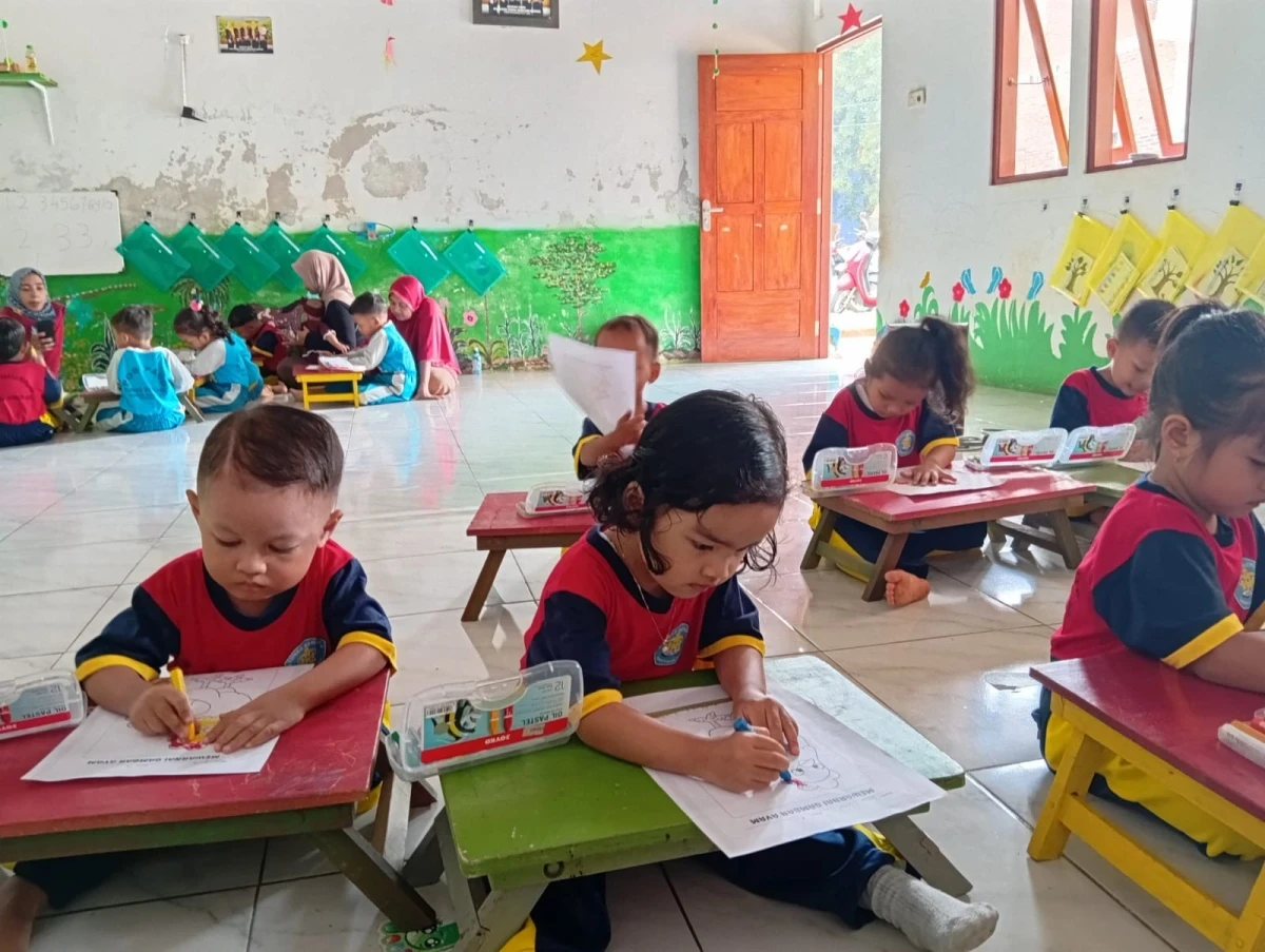 Menumbuhkan Kreativitas melalui Mewarnai dan Mengenal Hewan di Pos PAUD Tunas Berlian Desa Kawak