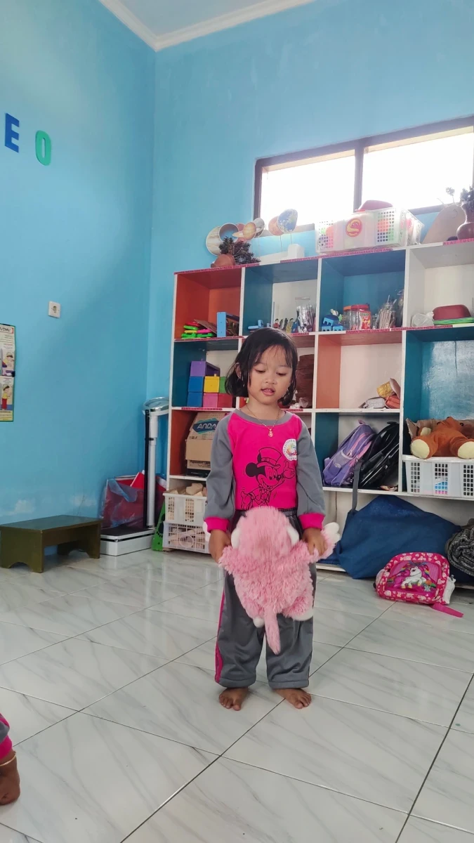 Anak bermain boneka beruang
