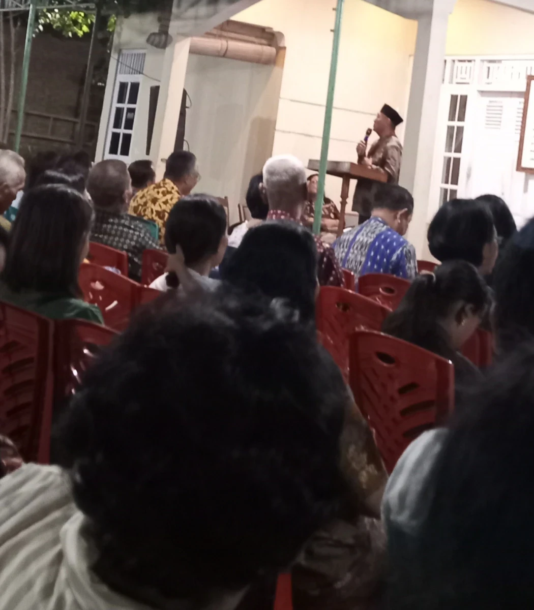 Menguatkan Keluarga yang Berduka: Petinggi Desa Karanggondang dan Istri Hadir di Malam Penghiburan Warga RW 01