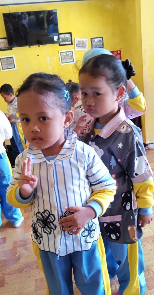 Melatih Kemandirian Sejak Dini: Keseruan Anak-Anak Pos PAUD Ceria Belajar Memakai Baju Berkancing