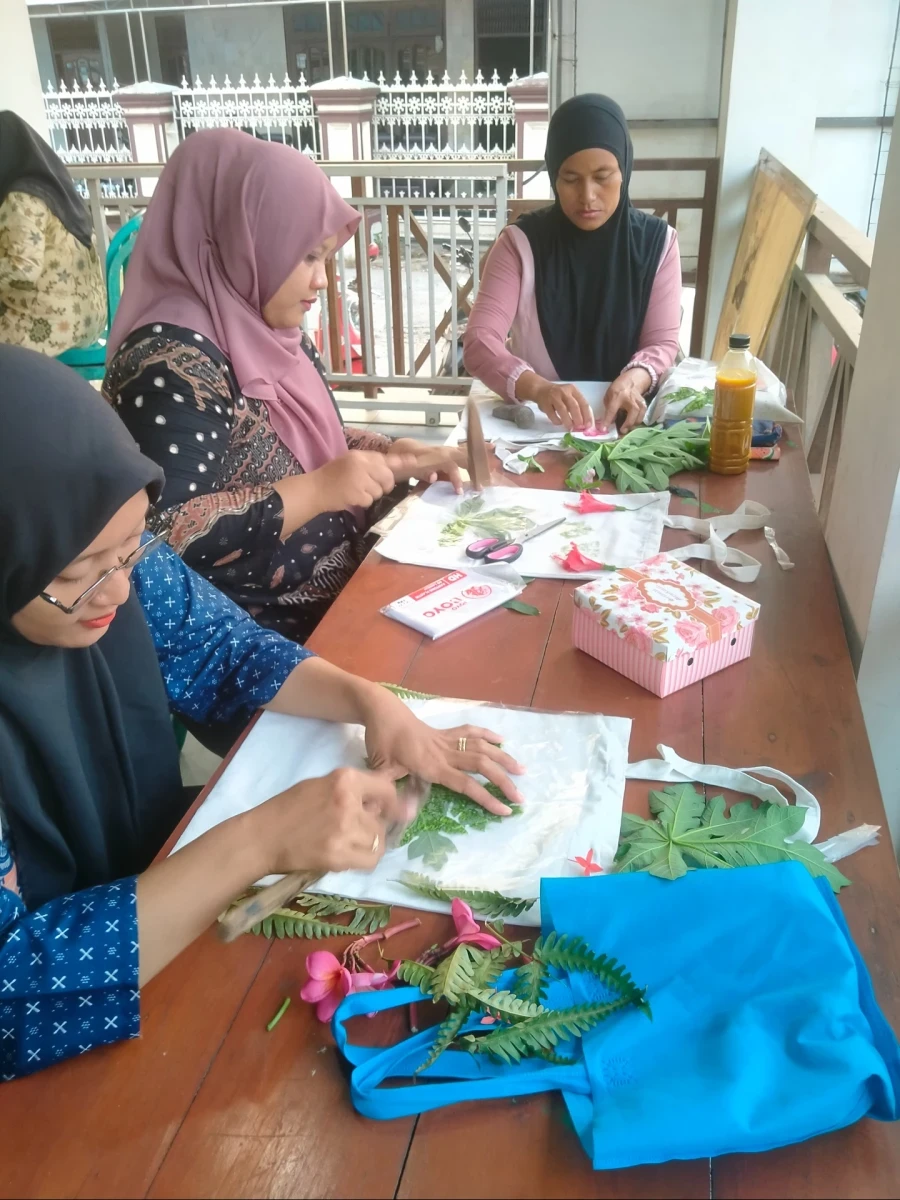  TP.PKK Desa Pelemkerep mengadakan Pelatihan Batik Ecoprint