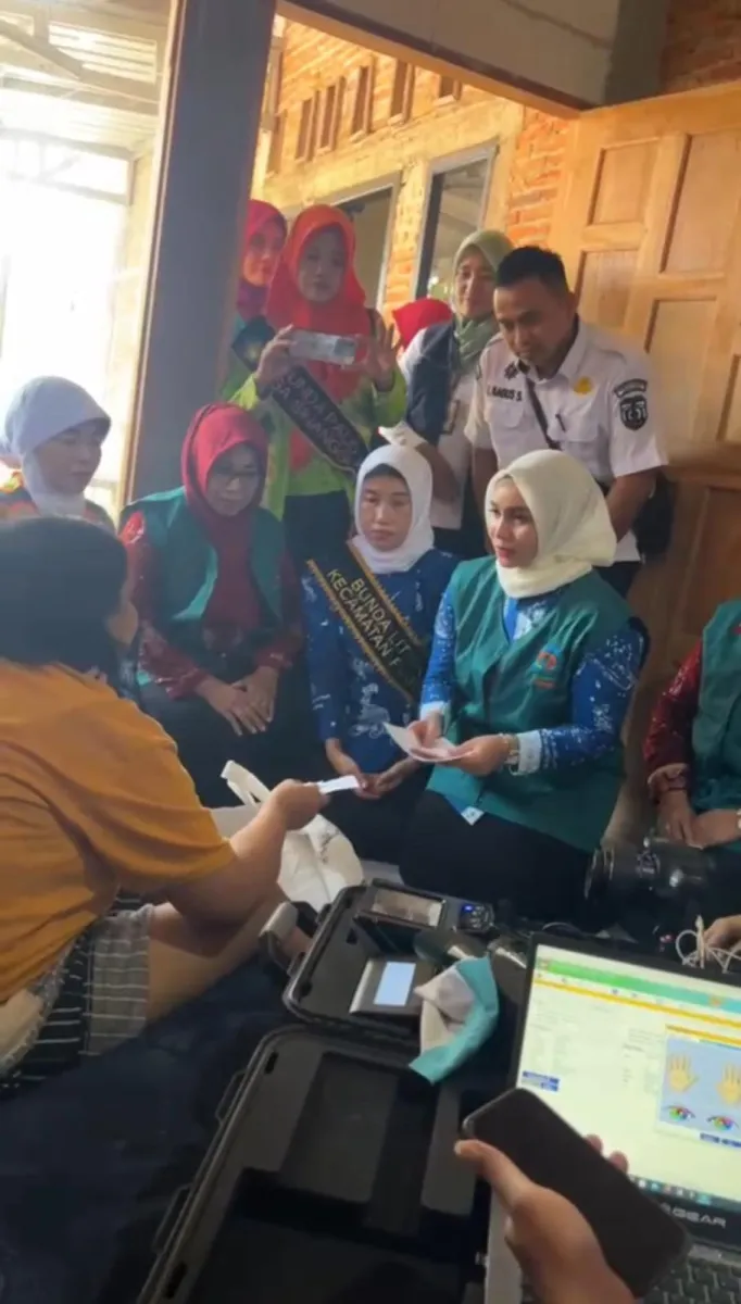 Penyerahan Bantuan Program "Jawa Tengah Ngopeni" bagi Penyandang Disabilitas