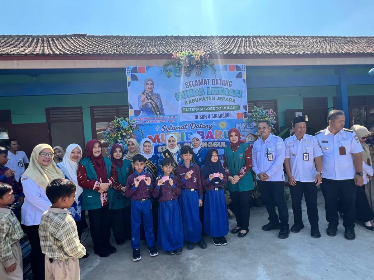 Penyerahan Kartu Identitas Anak (KIA) kepada Peserta Didik