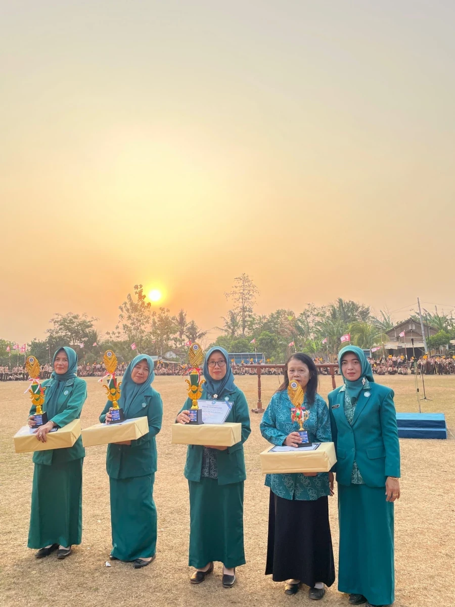 Ketua TP PKK Kecamatan Mlonggo Berikan Apresiasi kepada Ketua TP PKK Desa Tergiat, Dorong Semangat Berprestasi dan Tertib Administrasi