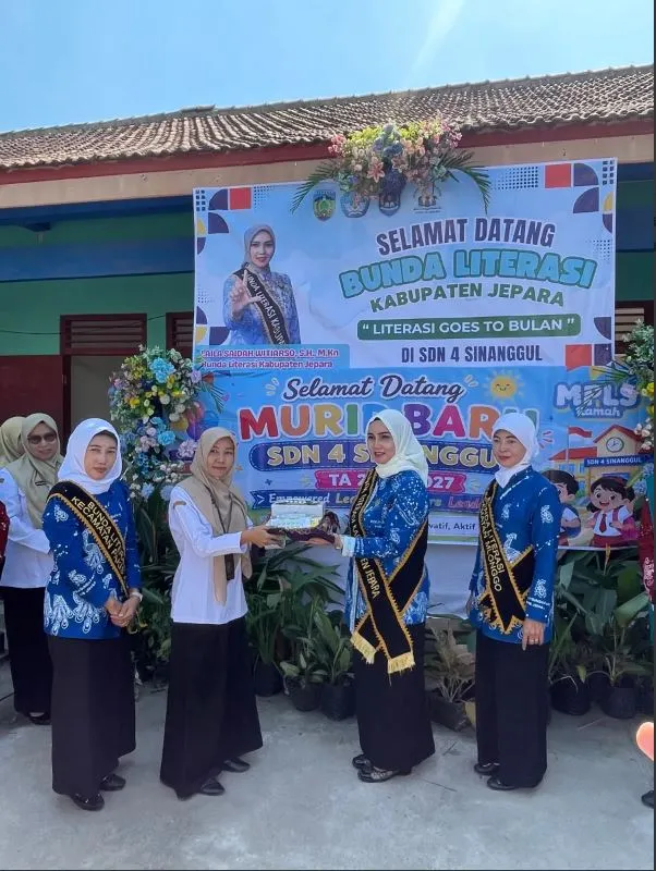 Penyerahan Bantuan Obat-obatan untuk UKS