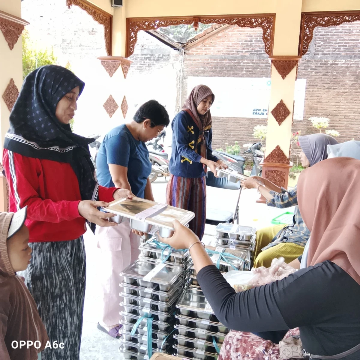 Pendidtribuan MBG 3B oleh kader pkk