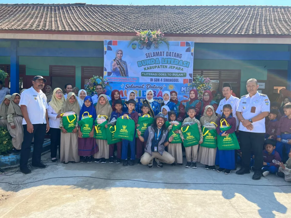 Penyerahan Bantuan Peralatan Sekolah bagi Peserta Didik