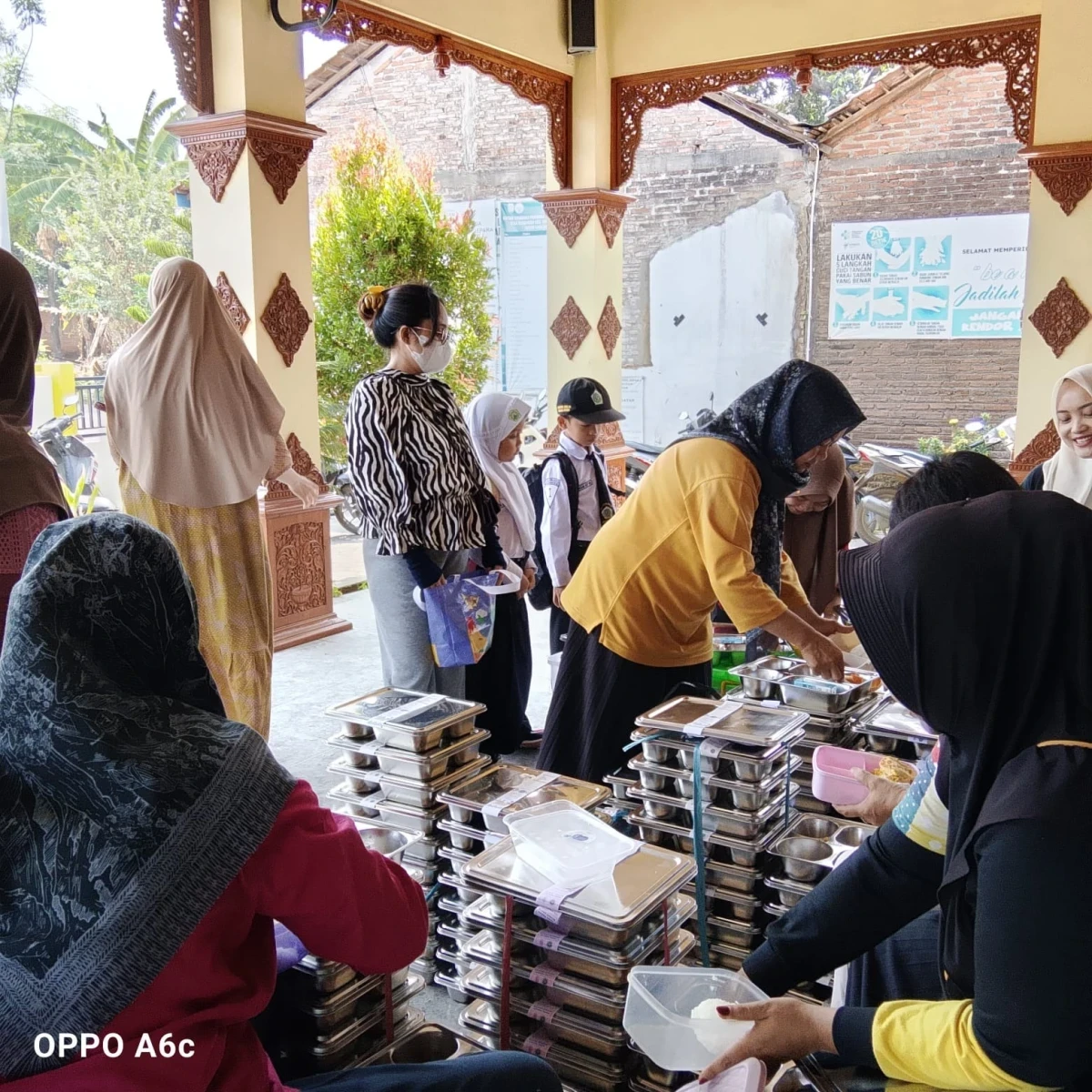 Pendidtribuan MBG 3B oleh kader pkk